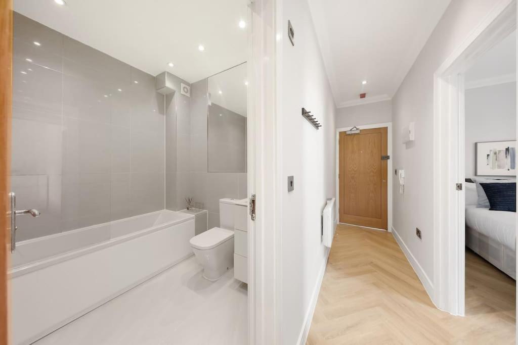 Pleasing 2Bed Flat 10Min To Wimbledon Tennis Court 런던 외부 사진